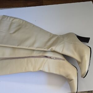 Karen Scott Cream Leather Detail